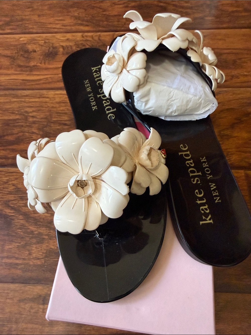 kate spade black sandals with ivory floral appliqués - Picture 3 of 6